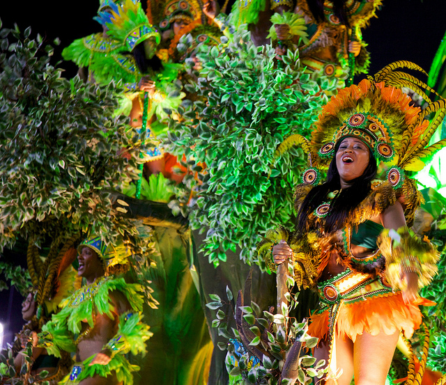 Danseuse brésilienne pendant le carnaval de Rio