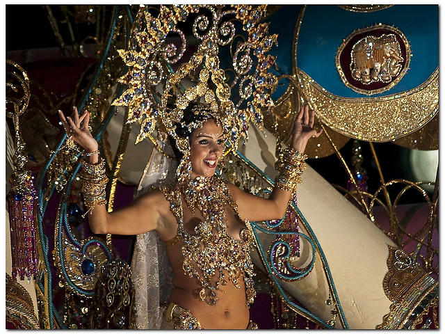 Jeune fille déguisée pour le carnaval de Tenerife